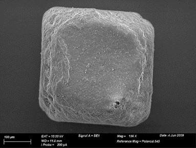 An image of table salt cubes magnified.